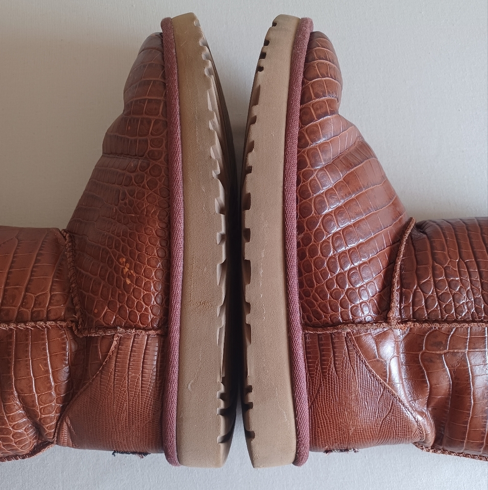 UGG Women's 5 Classic Short Crocodile Embossed Red/Brown Leather Boots - Picture 13 of 16